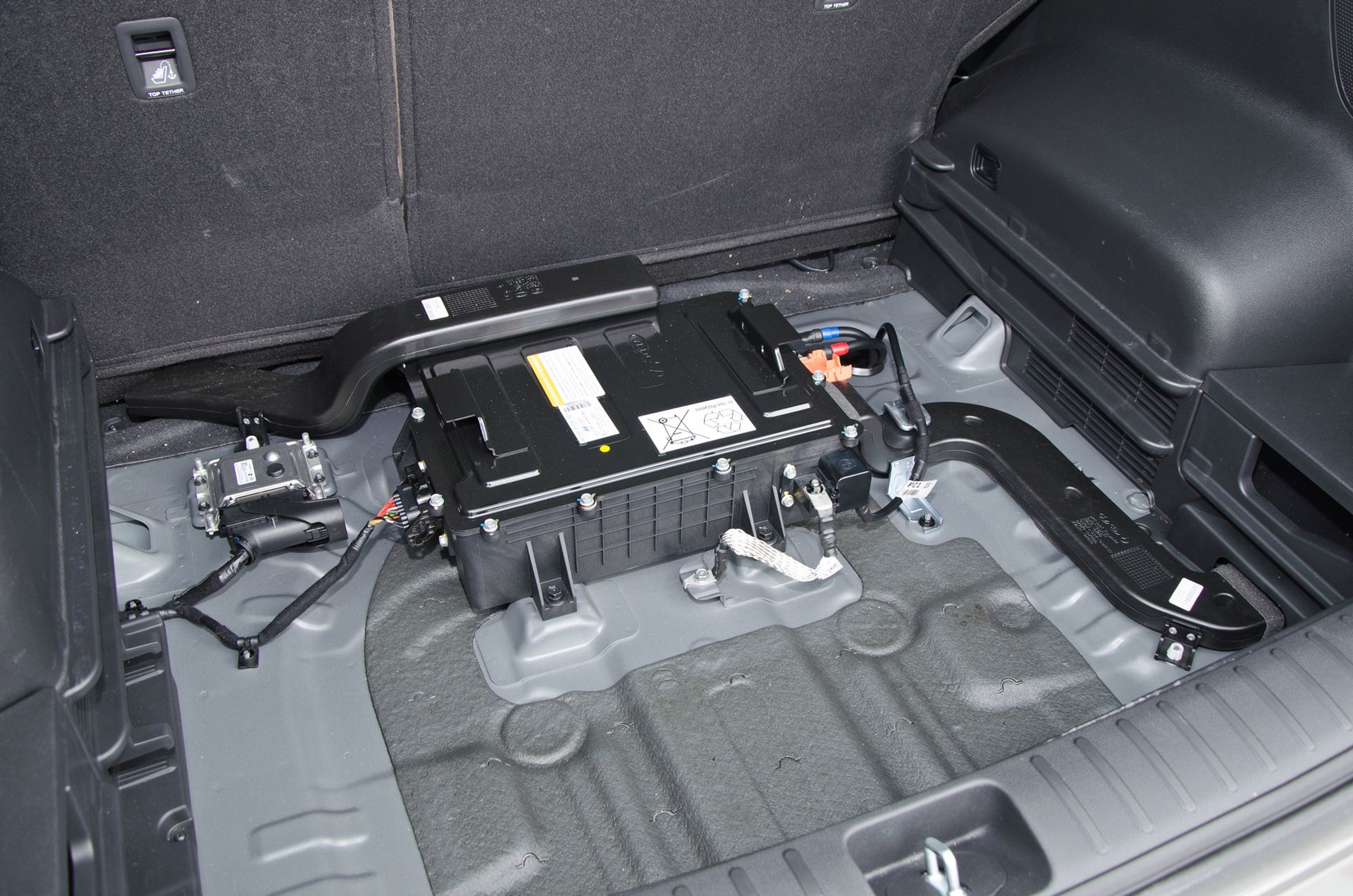 48-woltowa instalacja Mild Hybrid niemal w całości w bagażniku. Zabiera trochę miejsca.