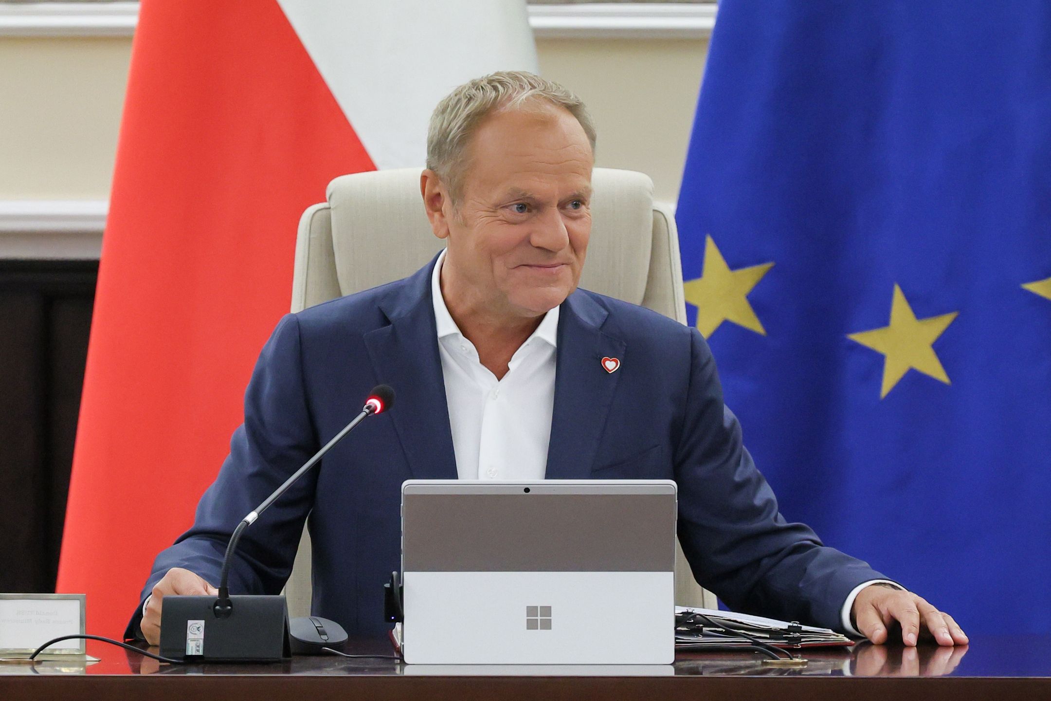 Warszawa, 03.06.2025. Premier Donald Tusk przewodniczy posiedzeniu rządu w siedzibie KPRM w Warszawie, 3 bm. Ministrowie mają zająć się m.in. projektem nowelizacji ustawy o ubezpieczeniach przewidującym przyznanie zakładom ubezpieczeń uprawnień do weryfikacji zastrzeżenia numeru PESEL przed zawarciem umów ubezpieczenia OC komunikacyjnego. W harmonogramie jest również projekt nowelizacji Prawa konsularnego, który wprowadza unowocześniony format unijnego tymczasowego dokumentu podróży. (ad) PAP/Paweł Supernak