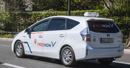 Ceny usług taxi mogą wzrosnąć. Szef Free Now w Polsce wskazuje dwa czynniki, które pociągną je w górę