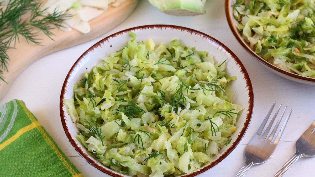 Młoda kapusta w wersji wegetariańskiej jest pyszna. 