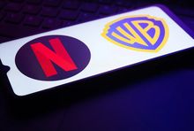 Smartfon z logotypami Netfliksa i Warner Bros.
