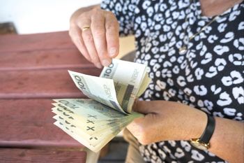 Seniorka straciła 750 tys. zł. Tak działali oszuści