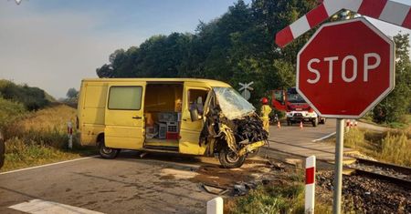 Wjechał za stop i uderzył w niego pociąg. Kuriozalne tłumaczenie kierowcy