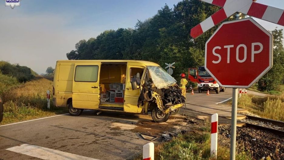 Zderzenie busa z pociągiem osobowym 