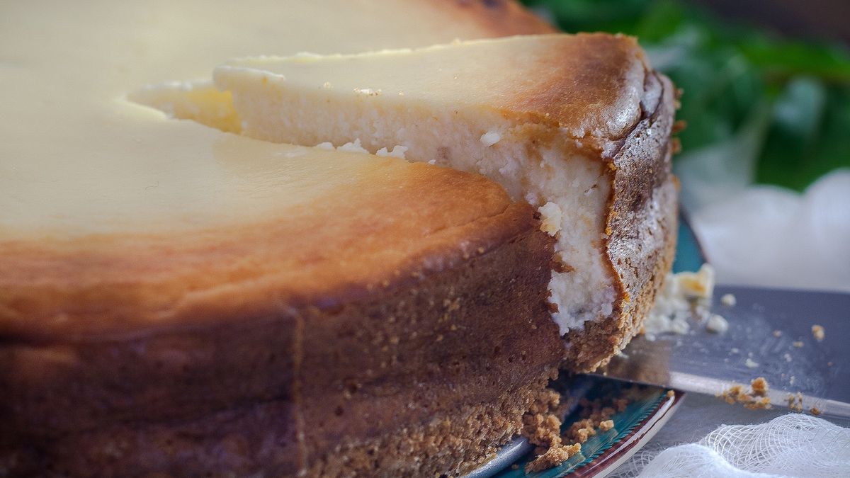 Sernik to wyśmienity i wbrew pozorom prosty do zrobienia deser.