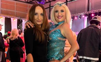 Stanęły obok siebie. "Klony". Wiadomo, czym zajmuje się jej siostra