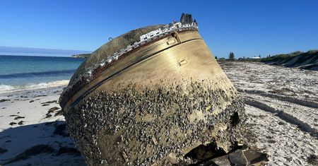 Australijska Agencja Kosmiczna: Dziwny obiekt na plaży przy Jurien Bay to część indyjskiej rakiety