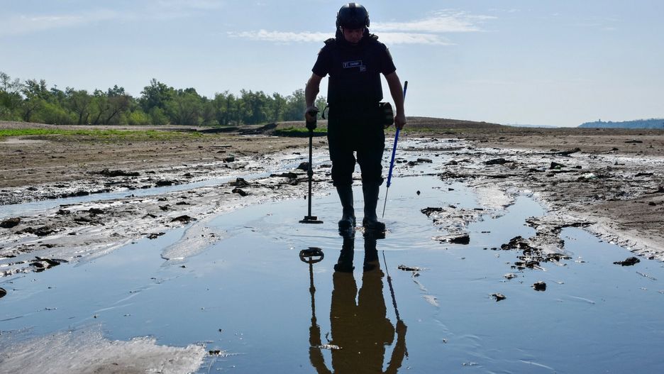 Saperzy na plaży w Zaporożu - cały kraj trzeba krok po kroku rozminowywać 