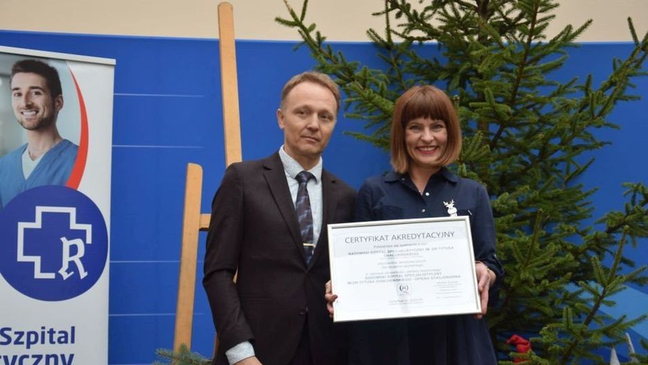 Barbara Łopyta, dyrektor Radomskiego Szpitala Specjalistycznego certyfikat akredytacyjny odebrała z rąk Tomasza Bałysa z Centrum Monitorowania Jakości w Ochornie Zdrowia.