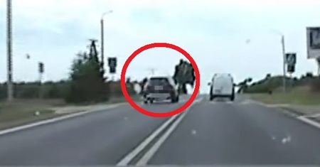 Testował nowe auto. Za 80-latkiem jechali tajniacy. Wszystko się nagrało