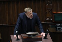"Szurskie teorie spiskowe". Zandberg uderza w koalicję rządzącą