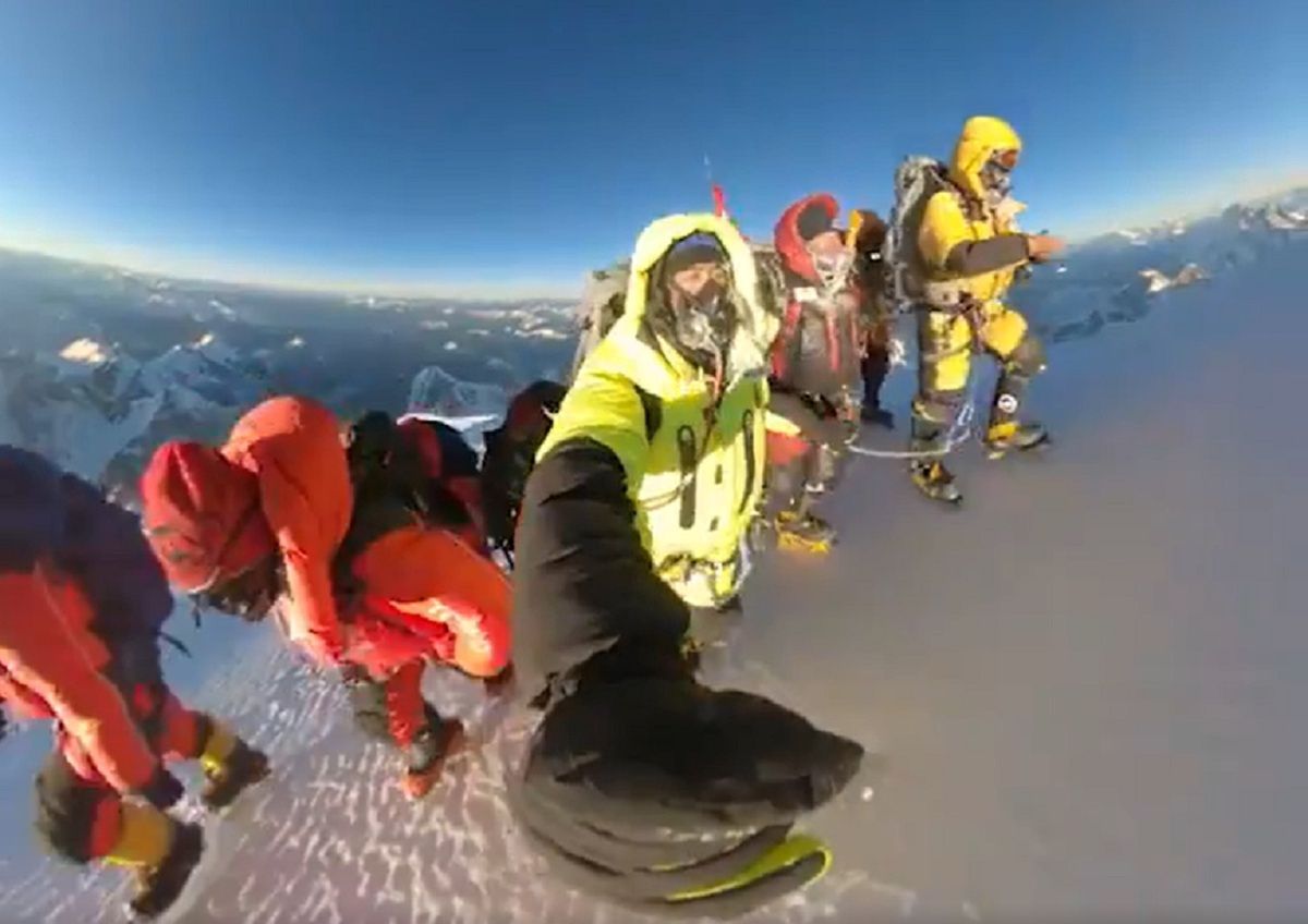 Niesamowite nagranie z K2. Tak Szerpowie pokonali ostatnie metry