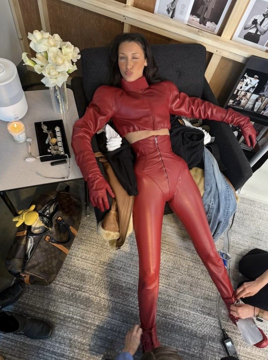 Bella Hadid pokazuje kadry z planu 