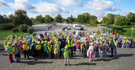 Piła: Pikieta dla bezpieczeństwa. Ponad 400 uczniów przeszło ulicami miasta