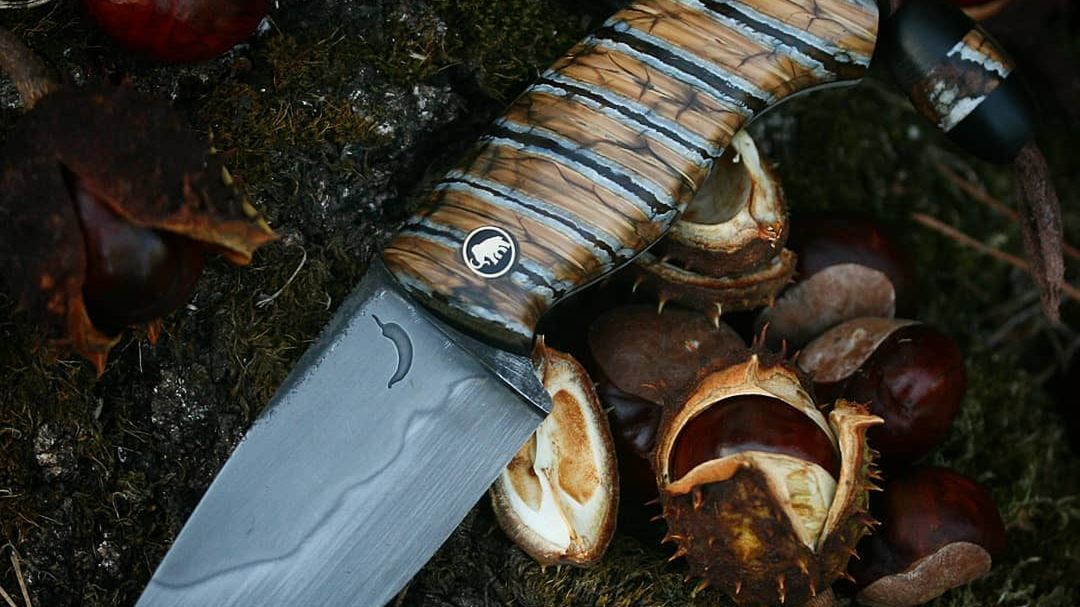 Niesamowity nóż z damastu i zęba mamuta. Polski artysta ofiarował go na aukcję charytatywną 1