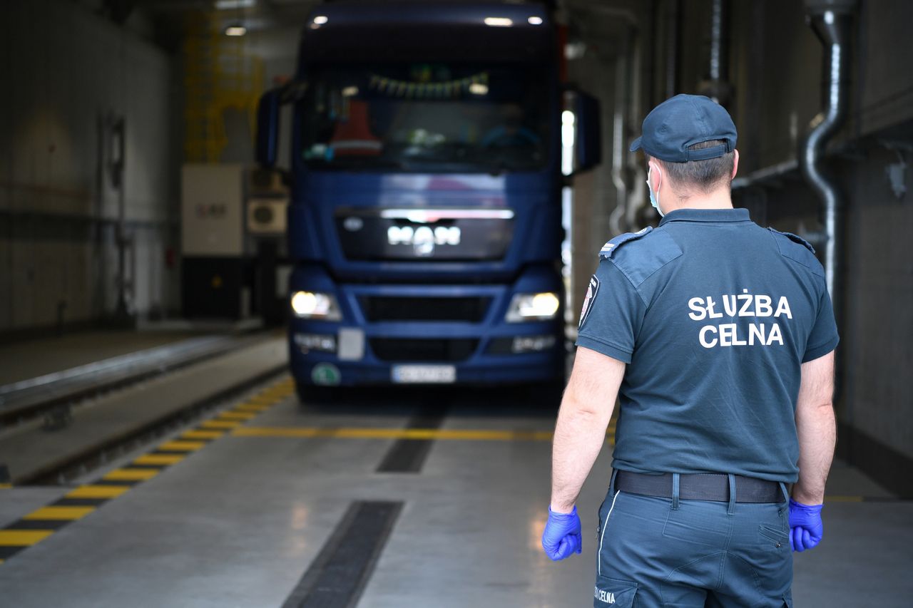 Tony podróbek trafiały co tydzień do Polski. Śledztwo ws. gigantycznego przemytu na finiszu