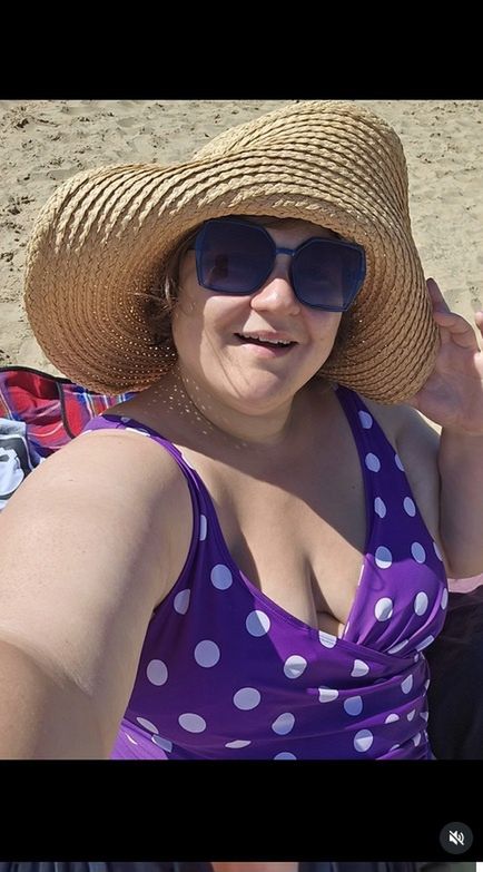 Dominika Gwit w kostiumie kąpielowym na plaży 