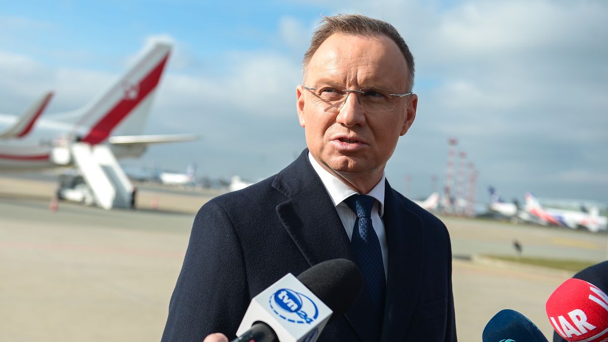 Warszawa, 26.02.2024. Prezydent RP Andrzej Duda podczas wypowiedzi dla mediów, przed wylotem z Warszawy do Paryża, 26 bm. Prezydent Duda weźmie udział w wielostronnych rozmowach dot. wsparcia Ukrainy. Europejskich przywódców na spotkanie zaprosił prezydent Francji Emmanuel Macron. Spotkanie ma związek z drugą rocznicą inwazji Rosji na Ukrainę. (mr) PAP/Marcin Obara ***Zdjęcie do depeszy PAP pt. W poniedziałek w Paryżu prezydent Duda na spotkaniu przywódców dot. wsparcia Ukrainy***