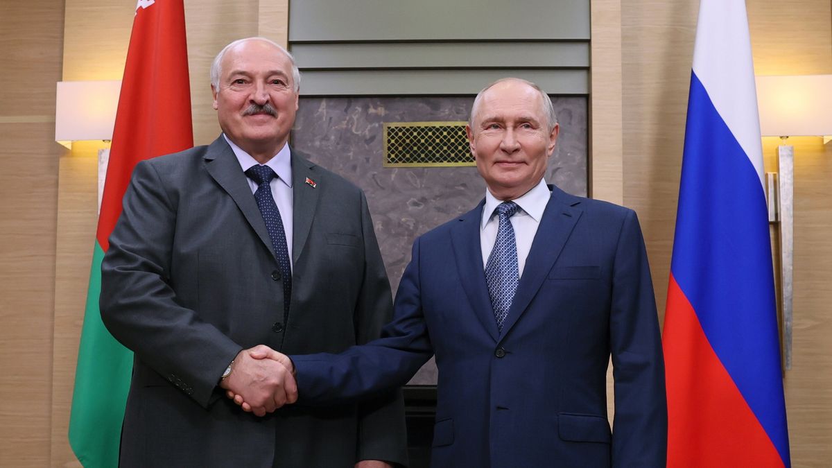 Russian President Vladimir Putin (R) shakes hands with Belarusian President Alexander Lukashenko during their meeting at the Novo-Ogaryovo state residence outside Moscow, Russia, 29 August 2026. Lukashenko is on a working visit to Russia, focusing on security matters, regional issues, and bilateral economic cooperation. EPA/ANASTASIA BARASHKOVA/ POOL Dostawca: PAP/EPA.