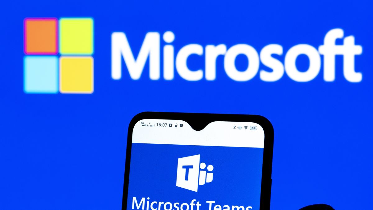 UKRAINE - 2022/01/07: In this photo illustration a Microsoft Teams logo seen displayed on a smartphone. (Photo Illustration by Igor Golovniov/SOPA Images/LightRocket via Getty Images)