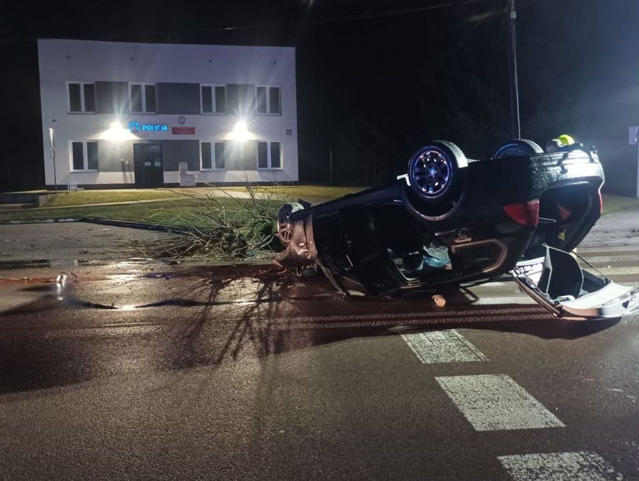 Lubelskie: 20-latek dachował BMW przed posterunkiem policji w Modliborzycach. Był pijany