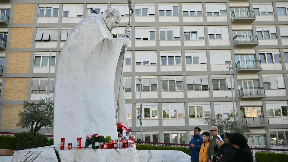 Wierni modl? si? o zdrowie papie?a Franciszka
People pray at the statue of John Paul II outside the Gemelli hospital where Pope Francis is hospitalized for pneumonia, in Rome on February 23, 2025. Pope Francis had a quiet night in hospital, the Vatican said on February 23, 2025, the morning after revealing the 88-year-old was in a "critical" condition. "The night passed peacefully, the pope rested," the Holy See said in a short update. (Photo by Alberto PIZZOLI / AFP)
ALBERTO PIZZOLI