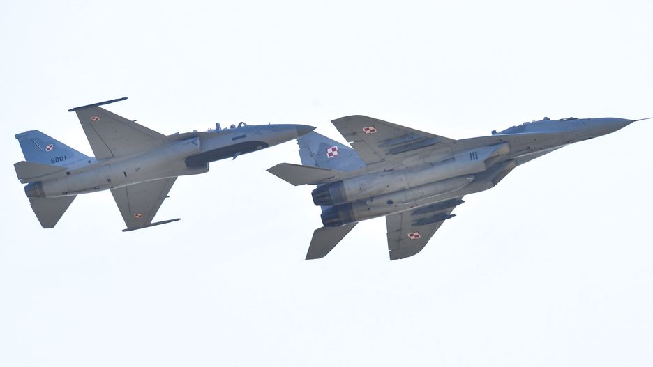 Samoloty FA-50 Fighting Eagle i MiG-29 podczas pokazów lotniczych Radom Air Show 2023.
