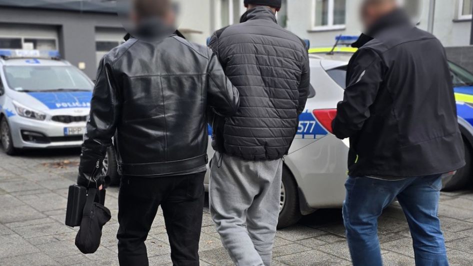 39-letni kierowca usiłował rozjechać pieszych na chodniku w Zawi