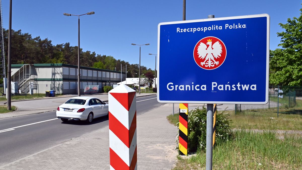 Świnoujście, 30.05.2021. Koronawirus w Polsce. Otwarte polsko-niemieckie przejście graniczne, 30 bm. w Świnoujściu. Niemcy otwierają granice dla Polaków i od 30 maja Polska nie jest uznawana za obszar podwyższonego ryzyka epidemicznego. Usunięcie Polski z listy obszarów ryzyka oznacza, że niezależnie od powodu wjazdu do Niemiec przy przekraczaniu granicy lądowej nie trzeba będzie rejestrować wjazdu i wykonywać testu. (sko) PAP/Marcin Bielecki