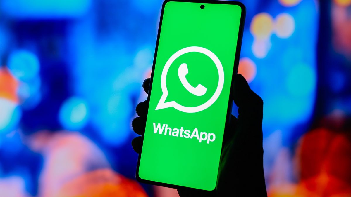 PARAGUAY - 2024/08/18: In this photo illustration, the WhatsApp logo is displayed on a smartphone screen. (Photo Illustration by Jaque Silva/SOPA Images/LightRocket via Getty Images)