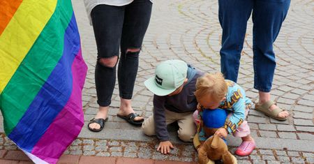 Przysposobienie dzieci przez pary LGBT? Polacy zabrali głos