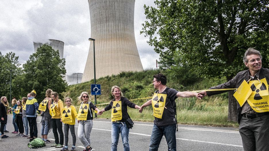 Protest against nuclear power plants Tihange 2 and Doel 3Belgian, Dutch and German citizens  hold the prostest in near the nuclear power plant of Tihange, Belgium on 25.06.2017 Protestors created 90 km long a human chain  starting in Tihange, passing by Maastricht in the Netherlands and ending in Aachen, Germany. The organizers of the action demand the immediate shutdown of the nuclear power plants Tihange 2 and Doel 3. by Wiktor Dabkowski (wd/doro) PAP/Wiktor D�bkowskiWiktor D�bkowskiatom, banner, Benelux, chain, claim, demo, demonstration, ecology, electricity, energy, human-chain, nuclear, opposition, power, protest, protesters, protestor, relations, rule, Tihange, union