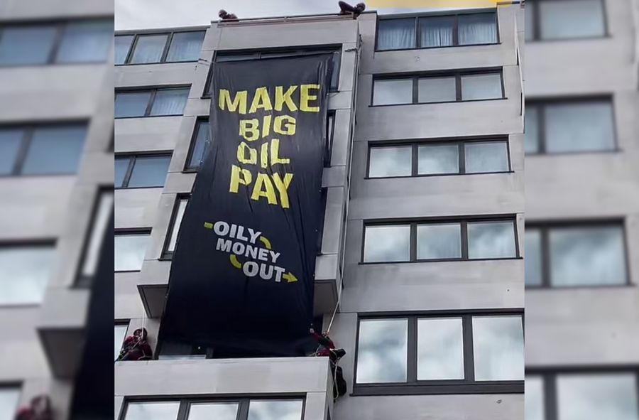 Aktywiści rozwinęli baner na hotelu w którym odbywa się konferencja przemysłu paliw kopalnych
