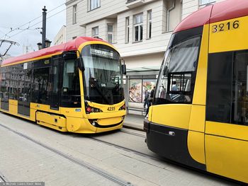Zderzenie tramwajów i autobusu. Wypadek w Warszawie