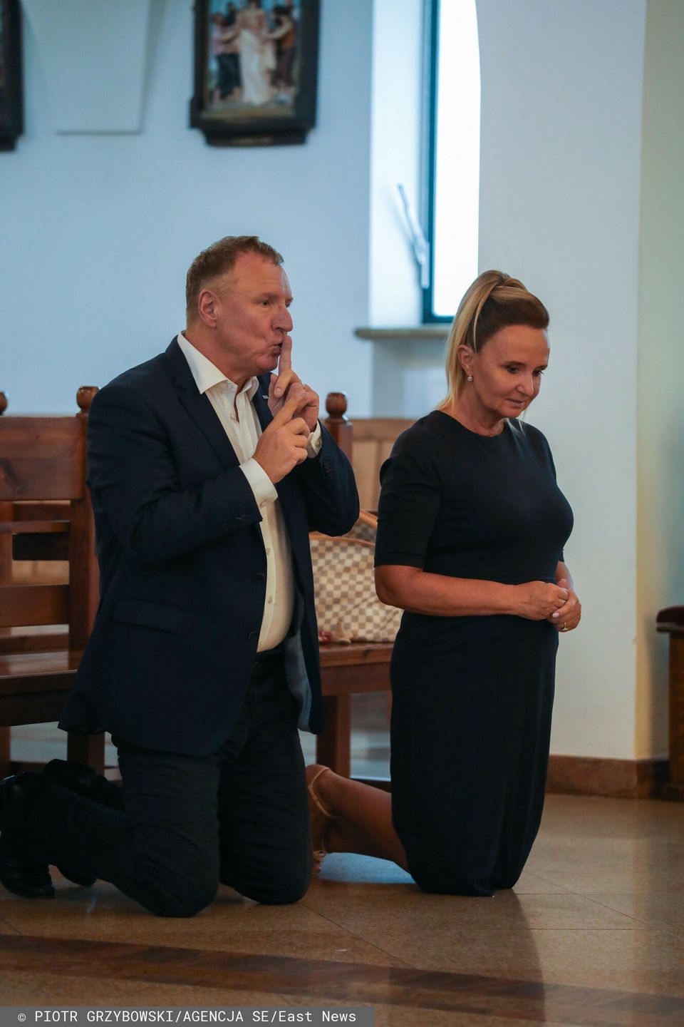 Jacek Kurski z żoną i córką na mszy z okazji śmierci matki