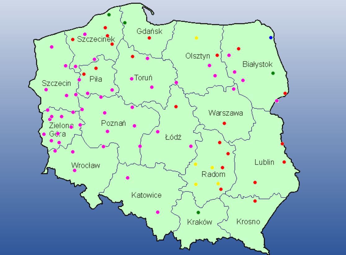 Kolorem fioletowym zaznaczono stacje pomiarowe, w których odnotowano wilgotność ściółki w lasach poniżej 10 proc.