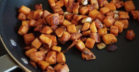 Produkty, które trzymają raka jelita grubego na dystans. Dietetyczka wymienia 10 najlepszych