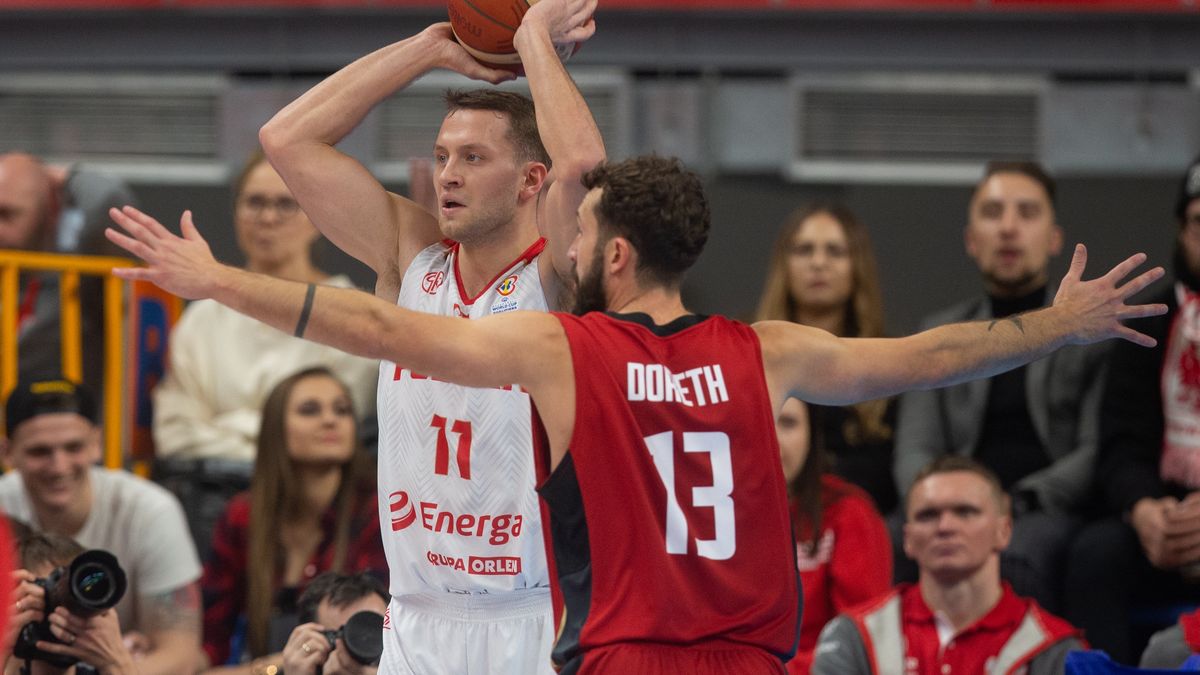Marcel Ponitka (POL),Bastian Doreth (GER) during the FIBA Basketball World Cup 2023 European Qualifiers match between Poland v Germany in Lublin, Poland, on November 29, 2021. (Photo by Foto Olimpik/NurPhoto via Getty Images)