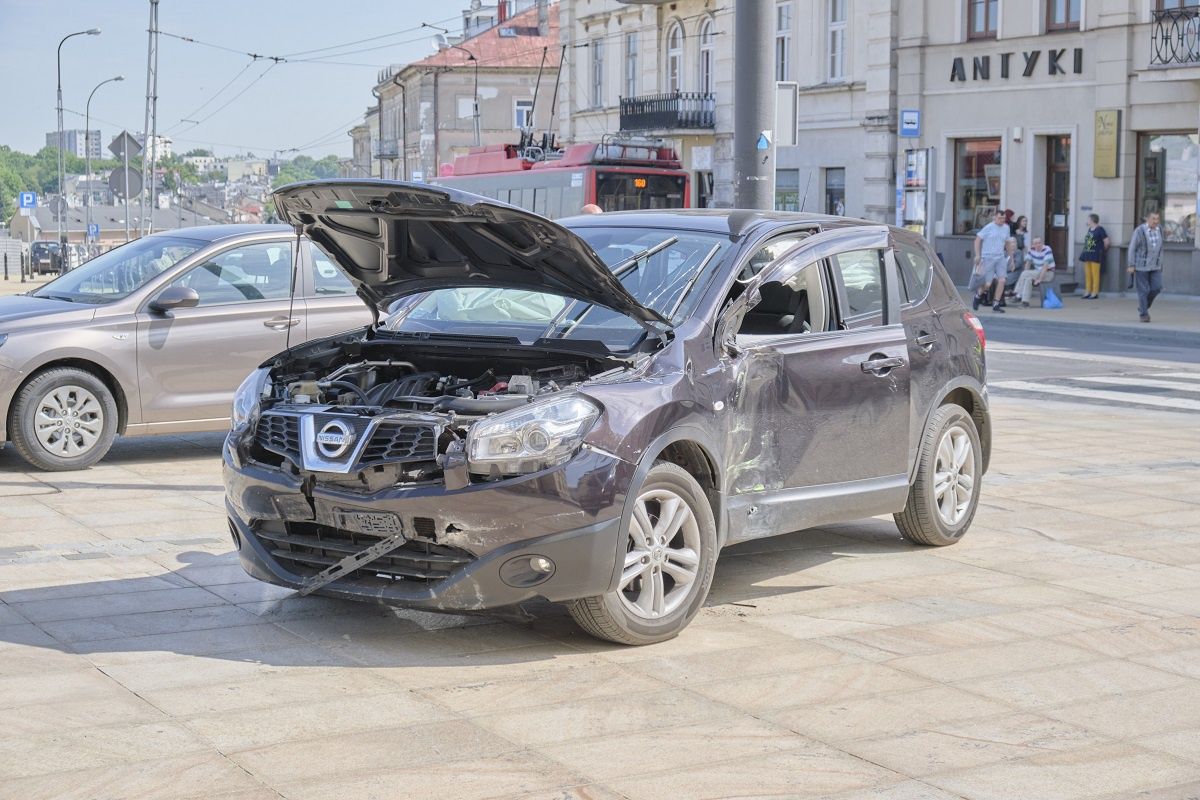 Nissan uderzył w trolejbus na ul. Lubartowskiej