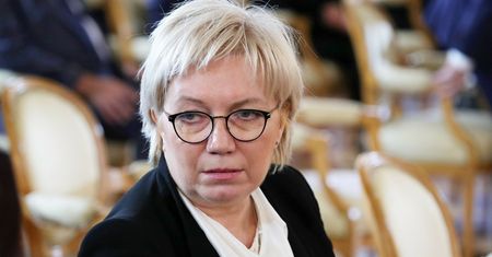 "Pilny powrót". Desperackie wezwanie Przyłębskiej