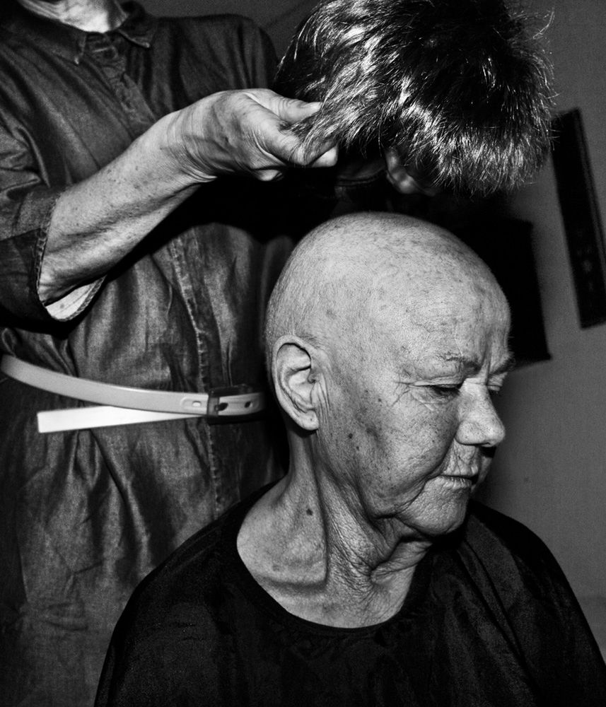 „Hair” - naturalistyczny cykl czaro białych zdjęć z salonu fryzjerskiego 5