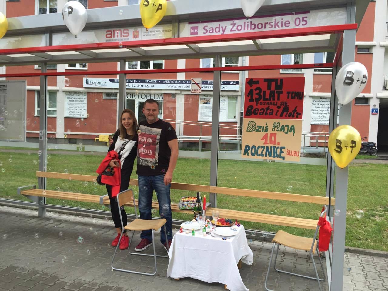 Rocznicę ślubu świętowali na przystanku