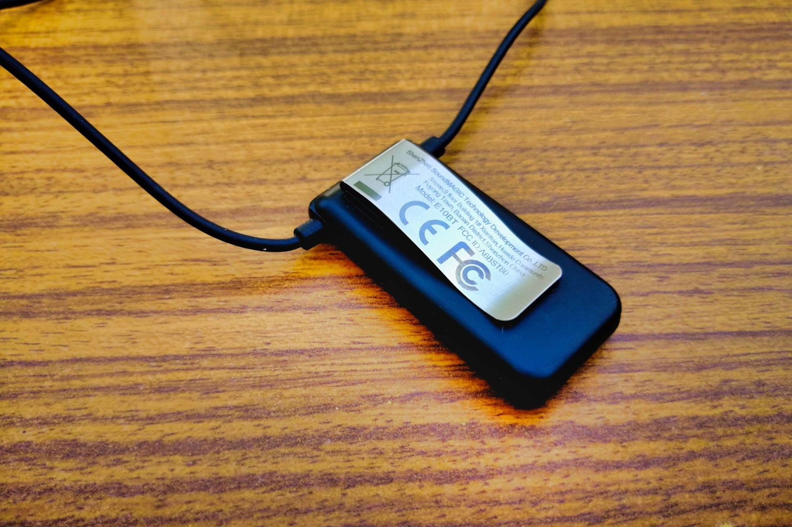 SoundMagic E10BT - metalowy klips