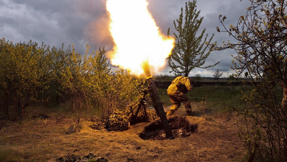 Ukrainian servicemen fire sheels from a mortar from their position near Kharkiv, Ukraine, 09 May 2022. On 24 February, Russian troops invaded Ukrainian territory starting a conflict that has provoked destruction and a humanitarian crisis. According to the United Nations High Commission for the Refugees (UNHCR) last report on the situation of Ukraine released on 05 May, more than 5.3 million refugees have fled Ukraine making this the fastest growing refugee crisis since World War II. A further 7.7 million people have been displaced internally within Ukraine. EPA/STRINGER Dostawca: PAP/EPA. ***Okres prawa użycia zdjęcia przedłużony do 11 stycznia 2023 r. dla wszystkich odbiorców CSF PAP***