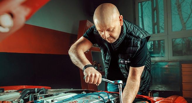 Kierowca rajdowy i mechanik nowym ambasadorem Orlen Oil