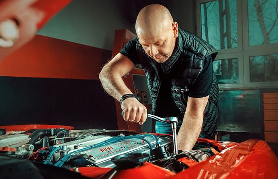 Kierowca rajdowy i mechanik nowym ambasadorem Orlen Oil