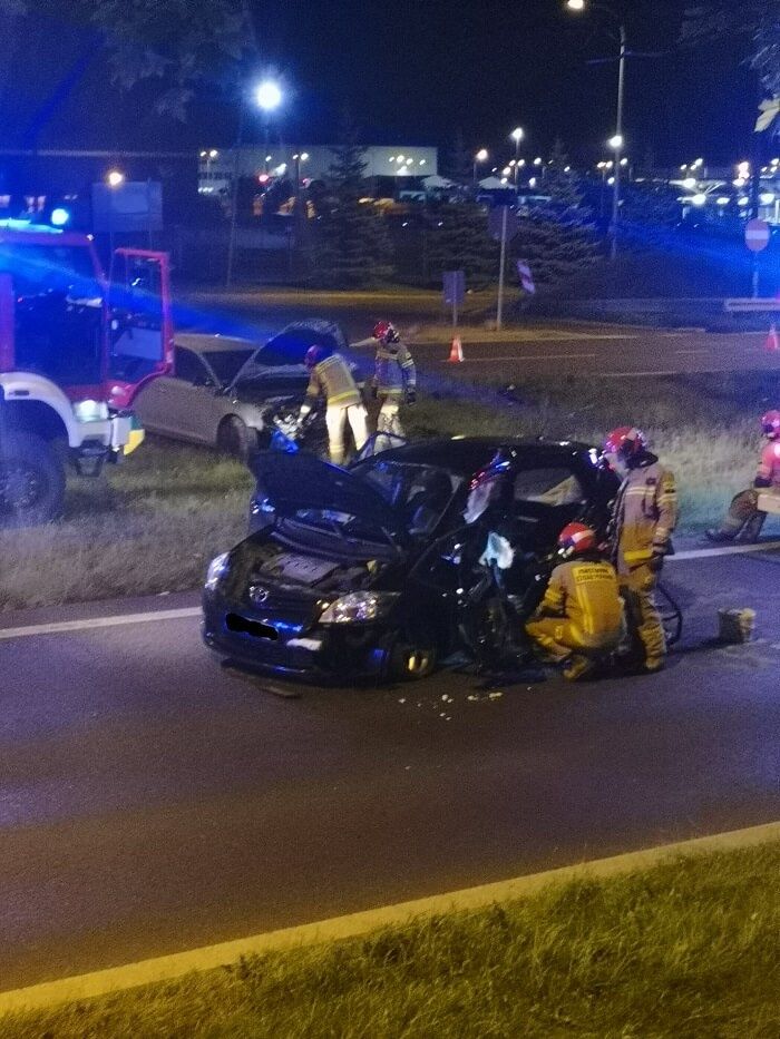 Skoda uderzyła w toyotę na skrzyżowaniu al. Witosa z ul. Doświadczalną