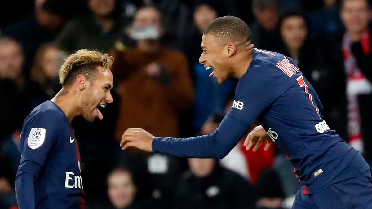 PAP/EPA / CHRISTOPHE PETIT TESSON / Na zdjęciu: Neymar (z lewej) i Kylian Mbappe Lottin (z prawej)