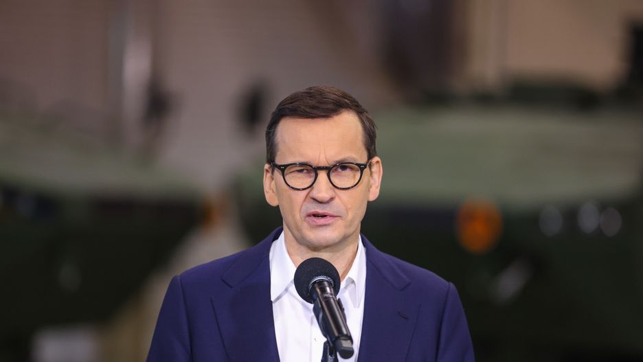 Siemianowice Śląskie, 01.04.2023. Premier Mateusz Morawiecki podczas wizyty w zakładach Rosomak S.A. w Siemianowicach Śląskich, 1 bm. Przedsiębiorstwo zajmuje się produkcją transporterów opancerzonych. (ad) PAP/Zbigniew Meissner