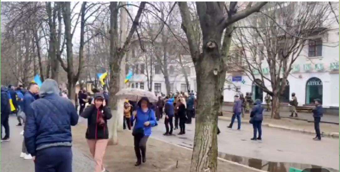 Protesty w okupowanych częściach Ukrainy. W Kachowce słychać było strzały